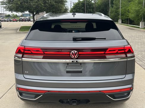 Used 2024 Volkswagen Atlas Cross Sport SE w/ Panoramic Sunroof Package image 9