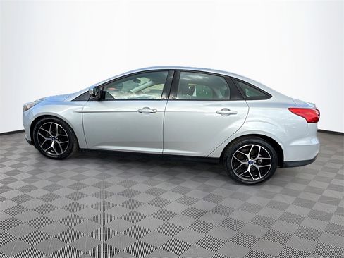 Used 2017 Ford Focus SEL image 9