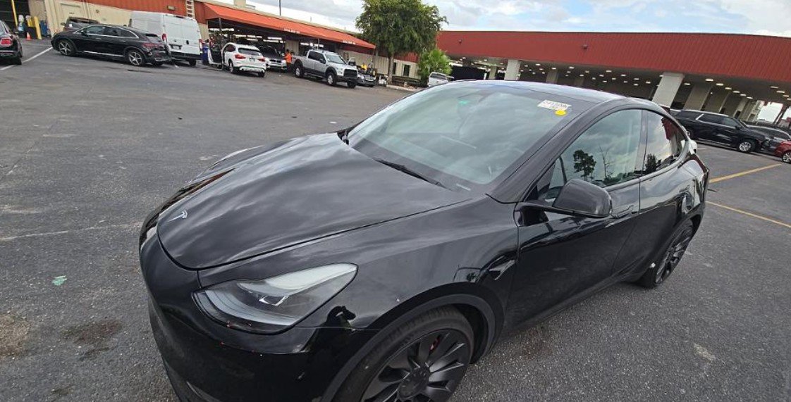Used 2023 Tesla Model Y Long Range AWD/4WD image 1