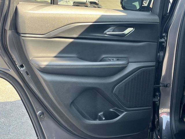 Used 2023 Jeep Grand Cherokee Altitude AWD/4WD image 17