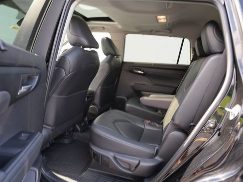 Used 2023 Toyota Highlander XLE AWD/4WD image 18