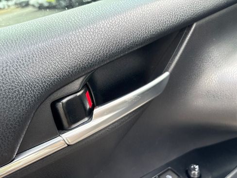 Used 2018 Toyota Camry SE FWD image 17