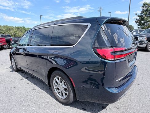 Used 2022 Chrysler Pacifica Touring FWD image 7