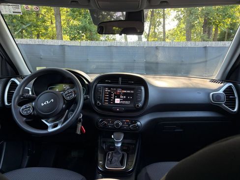 Used 2025 Kia Soul LX w/ LX Technology Package FWD image 26
