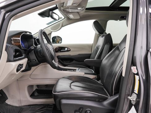 Used 2023 Chrysler Pacifica Limited FWD image 24