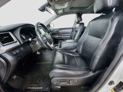 Used 2018 Toyota Highlander XLE AWD/4WD image 25