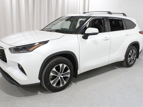 Used 2021 Toyota Highlander XLE image 3