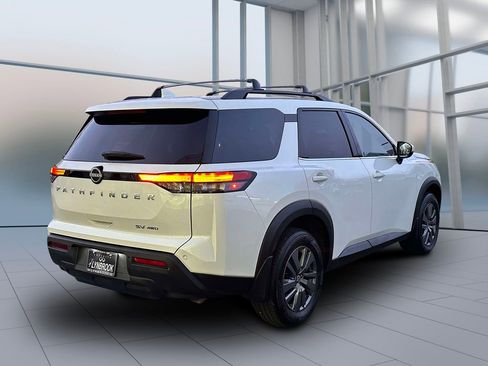 Used 2024 Nissan Pathfinder SV image 6