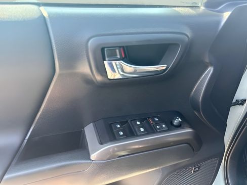 Used 2022 Toyota Tacoma TRD Sport w/ TRD Premium Sport Package AWD/4WD image 19