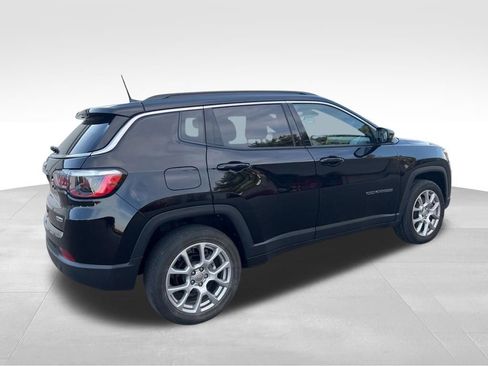 Used 2023 Jeep Compass Latitude image 3