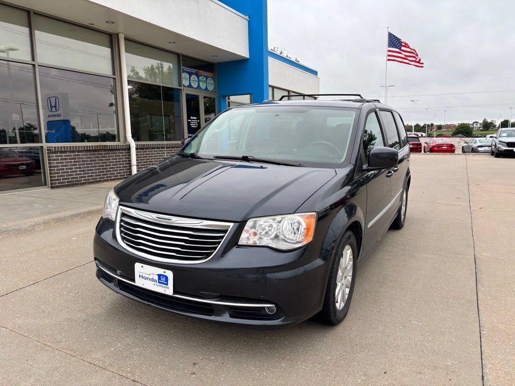 Used 2013 Chrysler Town & Country Touring FWD image 1