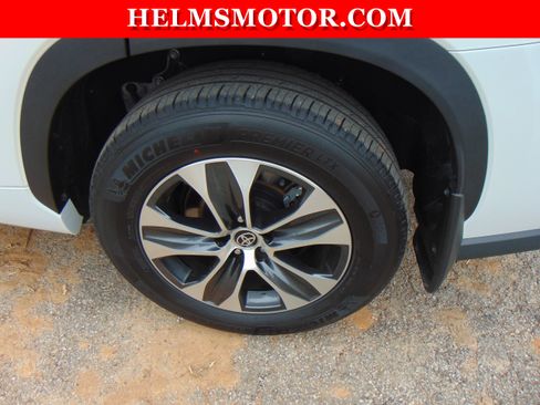 Used 2025 Toyota Highlander XLE image 16