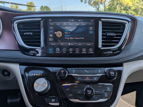 Used 2020 Chrysler Pacifica Limited FWD image 30