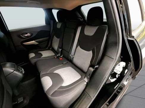 Used 2018 Jeep Cherokee Latitude FWD image 20