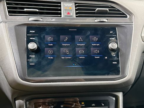 Used 2022 Volkswagen Tiguan SE R-Line image 31