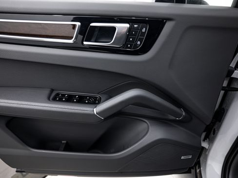 Certified 2023 Porsche Cayenne Platinum Edition image 20