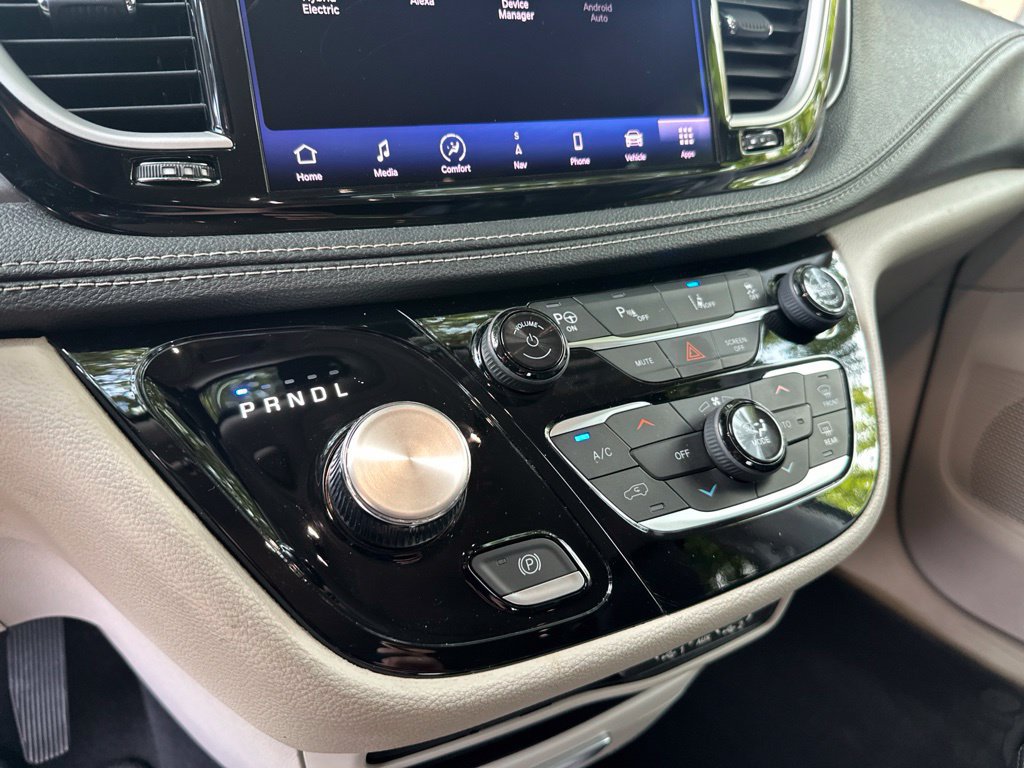 Used 2022 Chrysler Pacifica Touring-L w/ Uconnect Theater Family Group FWD image 30