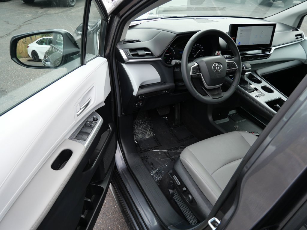 Certified 2025 Toyota Sienna XLE FWD image 10