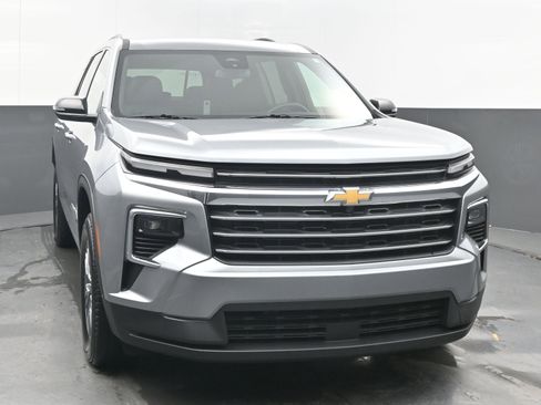 Used 2025 Chevrolet Traverse LT image 3