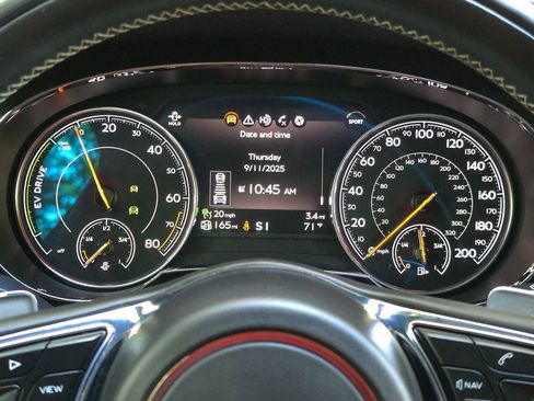 Used 2020 Bentley Bentayga Plug-In Hybrid image 40