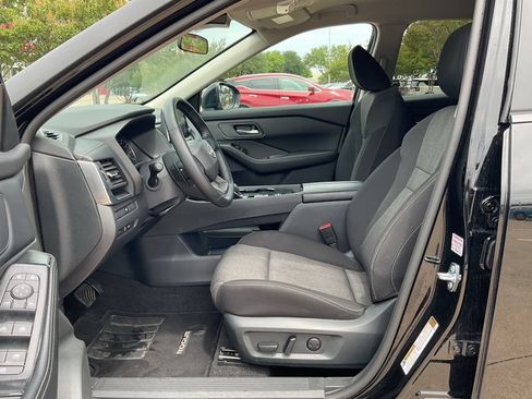 Used 2025 Nissan Rogue SV FWD image 8