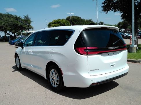 Used 2025 Chrysler Pacifica Select FWD image 11