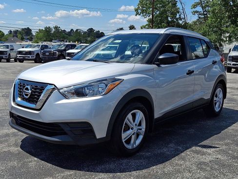 Used 2019 Nissan Kicks S FWD image 3