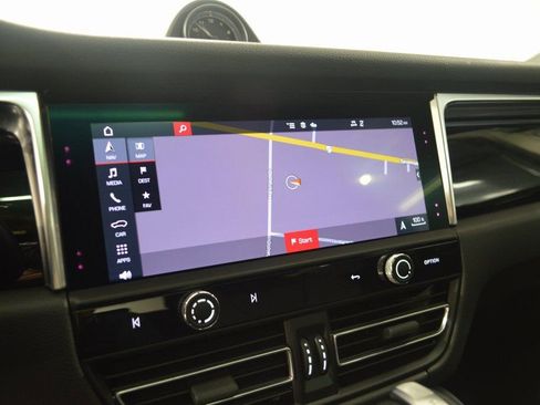 Certified 2025 Porsche Macan AWD/4WD image 27
