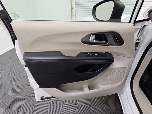 Used 2023 Chrysler Pacifica Touring-L FWD image 29