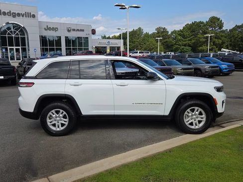 Used 2023 Jeep Grand Cherokee Laredo AWD/4WD image 13