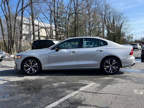 Used 2024 Volvo S60 B5 Core image 3