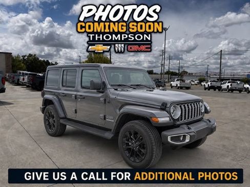 Used 2025 Jeep Wrangler Unlimited Sahara AWD/4WD image 1
