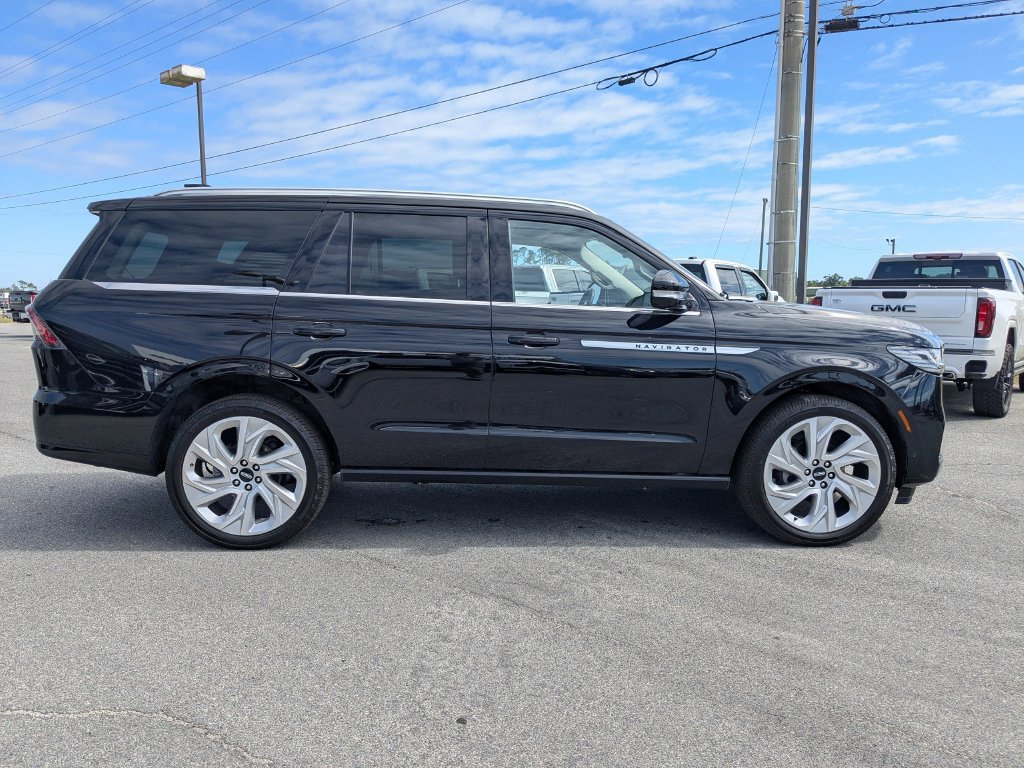 Used 2025 Lincoln Navigator Reserve AWD/4WD image 3