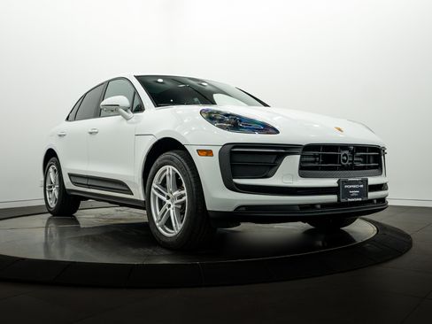 Certified 2026 Porsche Macan AWD/4WD image 9