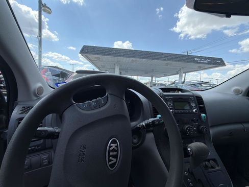 Used 2011 Kia Sedona LX FWD image 5