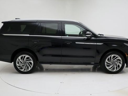 Used 2025 Lincoln Navigator Reserve AWD/4WD image 3