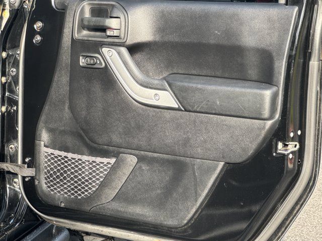 Used 2015 Jeep Wrangler Unlimited Rubicon w/ Connectivity Group AWD/4WD image 17