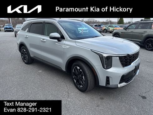 Used 2025 Kia Sorento S w/ Panoramic Sunroof Package image 3