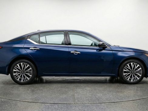 Used 2025 Nissan Altima 2.5 SV image 11