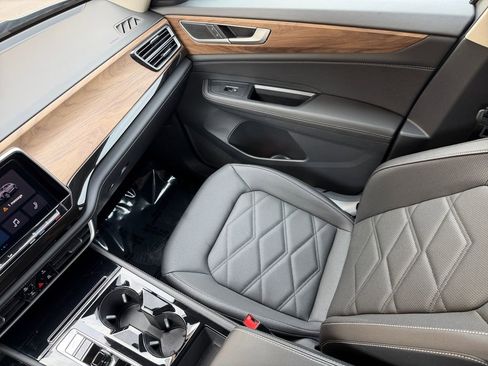 Used 2025 Volkswagen Atlas SE image 17