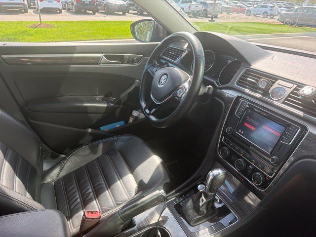 Used 2016 Volkswagen Passat 1.8T SEL Premium FWD image 16