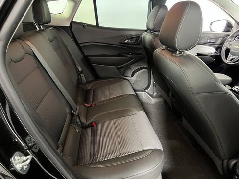 Used 2025 Chevrolet Trax LT w/ LT Convenience Package image 28