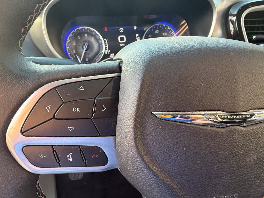 Used 2023 Chrysler Pacifica Touring-L FWD image 17