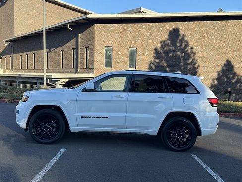 Used 2019 Jeep Grand Cherokee Altitude AWD/4WD image 2