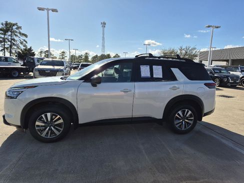 Used 2024 Nissan Pathfinder SL image 2