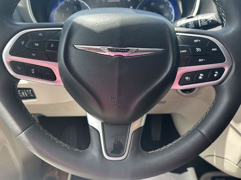 Used 2024 Chrysler Pacifica Touring-L FWD image 12