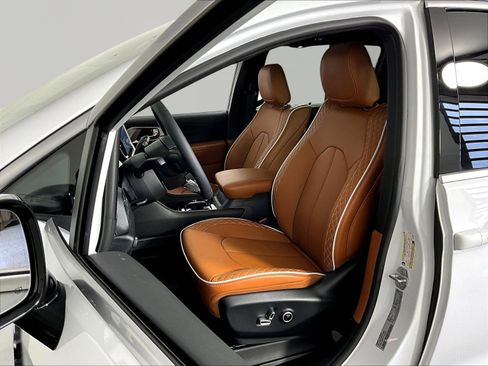 Used 2026 Chrysler Pacifica Pinnacle FWD image 21