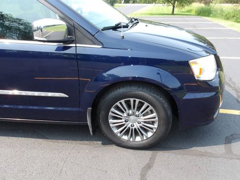 Used 2014 Chrysler Town & Country Touring-L w/ Driver Convenience Group FWD image 32