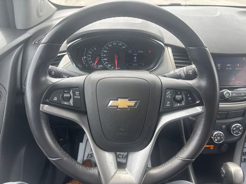 Used 2020 Chevrolet Trax LT w/ LT Convenience Package AWD/4WD image 19