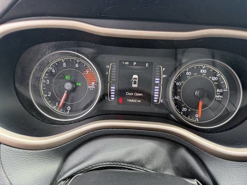 Used 2017 Jeep Cherokee Latitude w/ Cold Weather Group AWD/4WD image 14